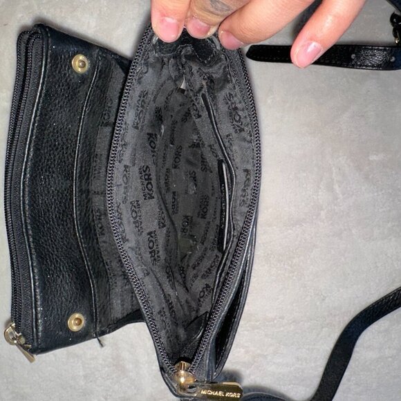 Elevate your style with this stunning Michael Kors crossbody bag. Crafted from l - Picture 3 of 13